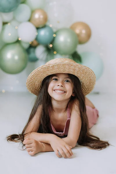 Милая Девочка Розовом Платье Соломенной Шляпе Празднование Дня Рождения Красочные — стоковое фото