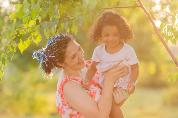 Família Multicultural Mãe Filha Parque Verão Verde — Fotografia de Stock