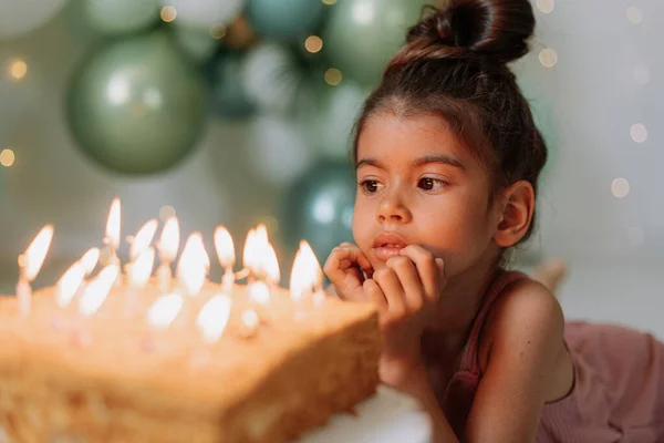 Cute Child Girl Birthday Cake Home Backdrop Balloons Child Birthday — Stock Photo, Image