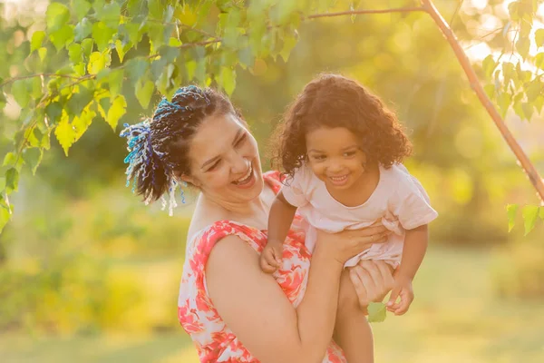 Família Multicultural Mãe Filha Parque Verão Verde — Fotografia de Stock