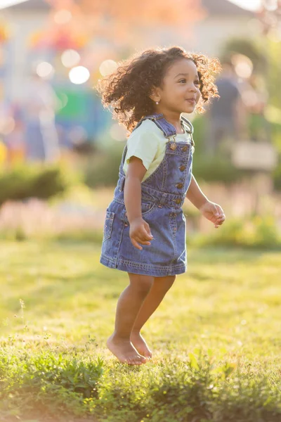 Μικρό Σκουρόχρωμο Κορίτσι Σγουρά Μαλλιά Ένα Denim Sundress Περπατά Στο — Φωτογραφία Αρχείου