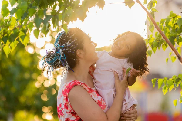 Família Multicultural Mãe Filha Parque Verão Verde — Fotografia de Stock