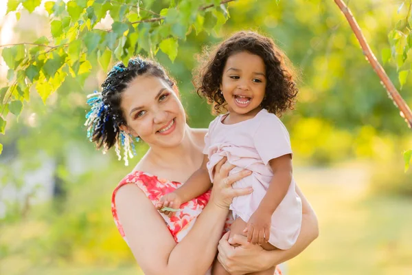 Família Multicultural Mãe Filha Parque Verão Verde — Fotografia de Stock