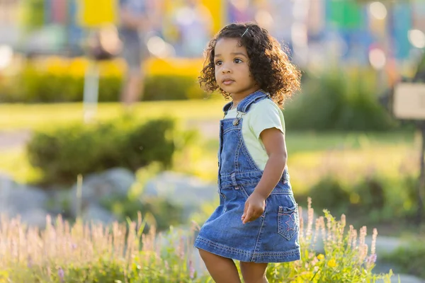 Μικρό Σκουρόχρωμο Κορίτσι Σγουρά Μαλλιά Ένα Denim Sundress Περπατά Στο — Φωτογραφία Αρχείου