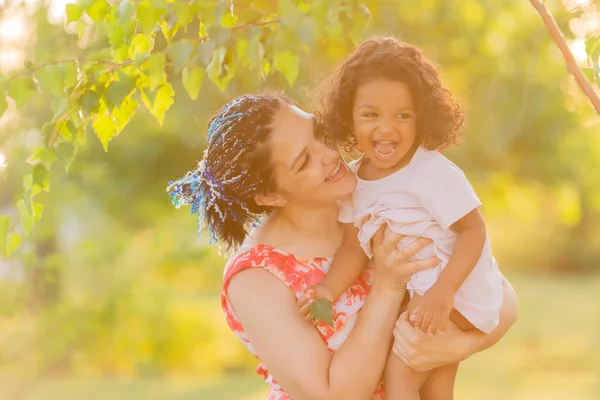 Família Multicultural Mãe Filha Parque Verão Verde — Fotografia de Stock