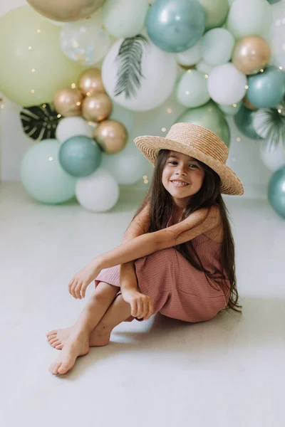 Милая Девочка Розовом Платье Соломенной Шляпе Празднование Дня Рождения Красочные — стоковое фото