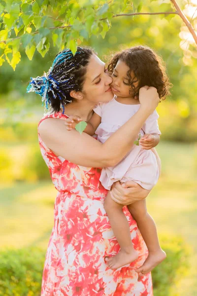 Família Multicultural Mãe Filha Parque Verão Verde — Fotografia de Stock