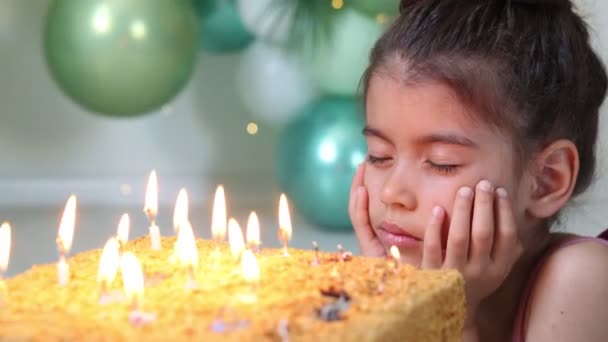 Słodkie Dziecko Dziewczyna Tortu Urodzinowego Domu Tle Balonów Urodziny Dziecka — Wideo stockowe