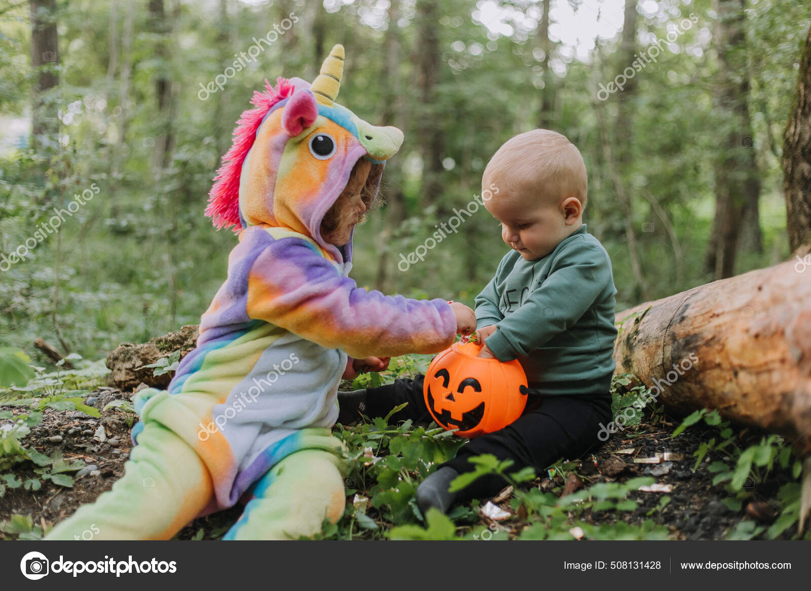 Jolie Petite Fille En Costume De Licorne Arc-en-ciel Pour Halloween Va  Chercher Des Bonbons Dans Un Panier De Citrouilles