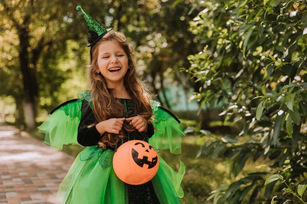 Schattig Klein Meisje Heksenkostuum Voor Halloween Met Pompoenmand Het Park — Stockfoto