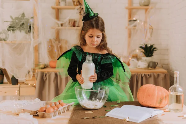Schattig Klein Meisje Groen Halloween Kostuum Van Heks Fee Bereidt — Stockfoto