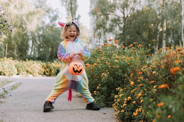 Schattig Klein Meisje Een Regenboog Eenhoorn Kostuum Voor Halloween Gaat — Stockfoto