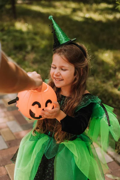 Schattig Klein Meisje Heksenkostuum Voor Halloween Met Pompoenmand Het Park — Stockfoto