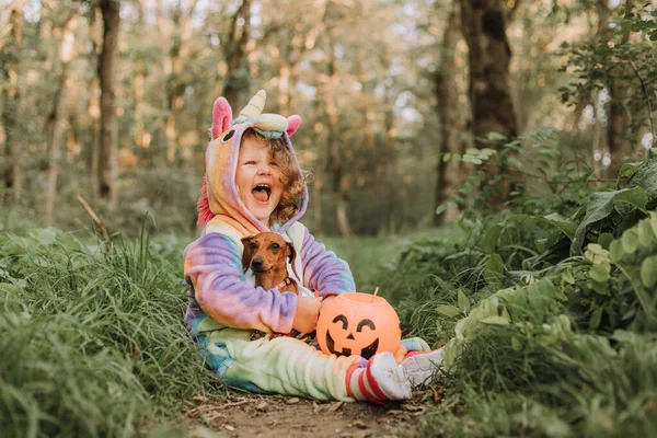 Kleine Lachende Meid Een Dwerg Teckel Halloween Kostuums Met Een — Stockfoto