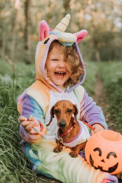 Kleine Lachende Meid Een Dwerg Teckel Halloween Kostuums Met Een — Stockfoto