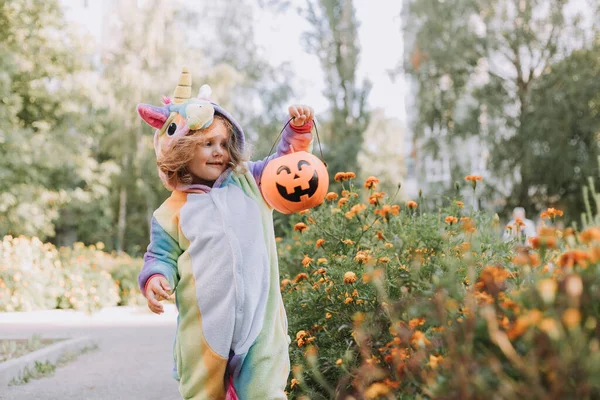 Schattig Klein Meisje Een Regenboog Eenhoorn Kostuum Voor Halloween Gaat — Stockfoto