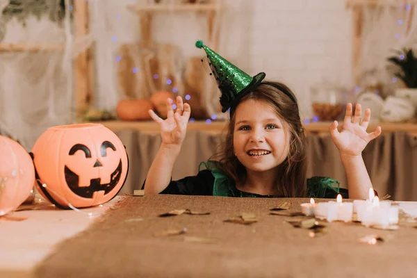 Klein Meisje Carnaval Halloween Kostuum Zit Keuken Pompoenlantaarn Jack Mand — Stockfoto