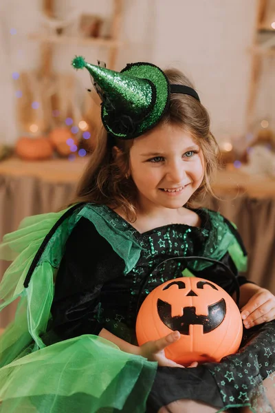 Klein Meisje Carnaval Halloween Kostuum Zit Keuken Pompoenlantaarn Jack Mand — Stockfoto