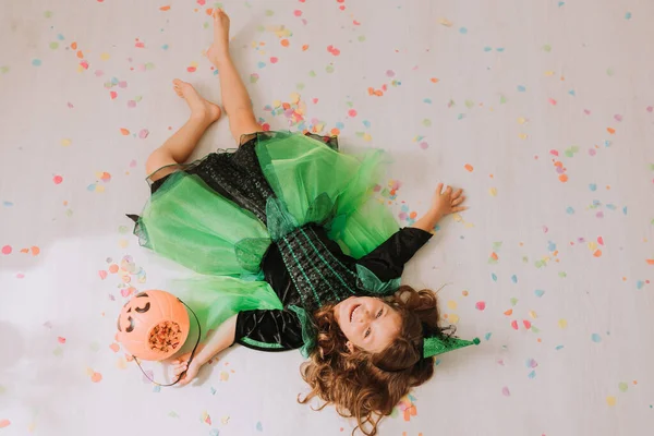 Schoonheid Kind Meisje Groene Carnaval Halloween Kostuum Van Heks Poseren — Stockfoto