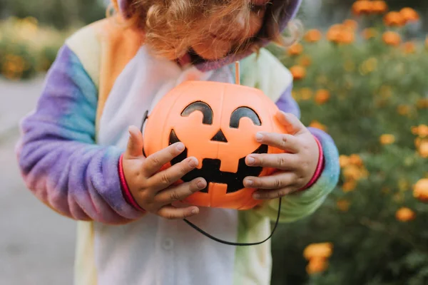Menina Bonito Traje Unicórnio Arco Íris Para Halloween Vai Para — Fotografia de Stock