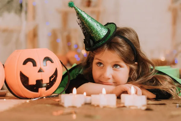 Klein Meisje Carnaval Halloween Kostuum Liggend Keuken Pompoenlantaarn Jack Mand — Stockfoto