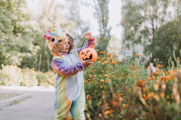 Schattig Klein Meisje Een Regenboog Eenhoorn Kostuum Voor Halloween Gaat — Stockfoto