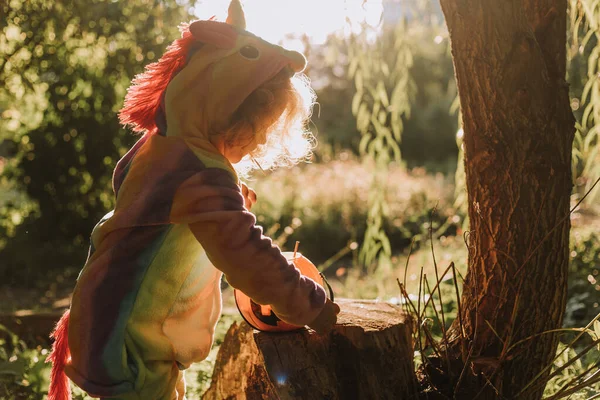 Klein Meisje Een Regenboog Eenhoorn Kostuum Kigurumi Zit Een Boom — Stockfoto