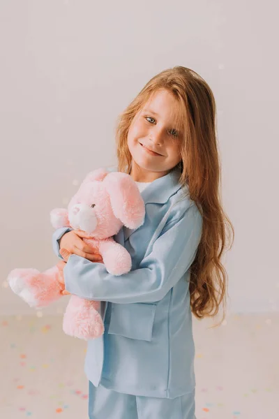 Студийный Портрет Милой Девочки Синем Повседневном Костюме Розовым Игрушечным Кроликом — стоковое фото