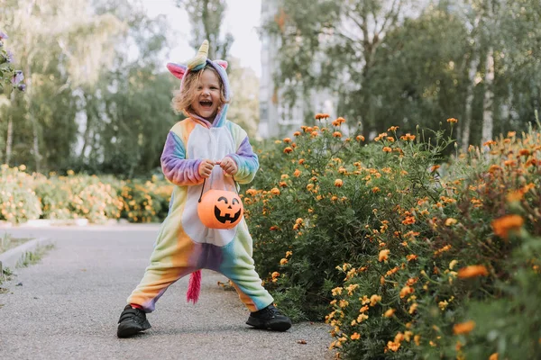 Schattig Klein Meisje Een Regenboog Eenhoorn Kostuum Voor Halloween Gaat — Stockfoto