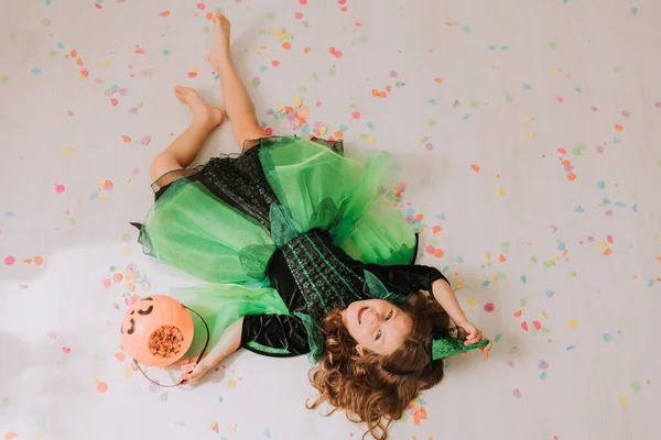 Schoonheid Kind Meisje Groene Carnaval Halloween Kostuum Van Heks Poseren — Stockfoto