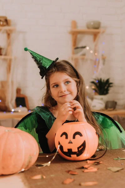 Маленькая Девочка Костюме Карнавала Хэллоуин Лежит Кухне Тыквенный Фонарь Джек — стоковое фото