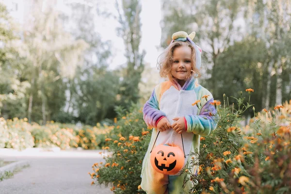 Schattig Klein Meisje Een Regenboog Eenhoorn Kostuum Voor Halloween Gaat — Stockfoto