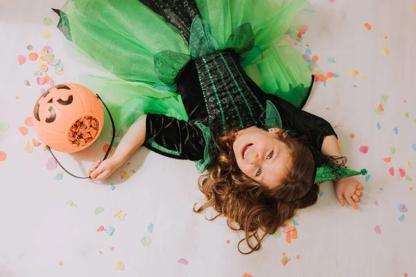 Schoonheid Kind Meisje Groene Carnaval Halloween Kostuum Van Heks Poseren — Stockfoto