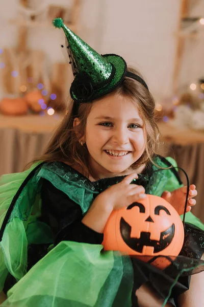 Klein Meisje Carnaval Halloween Kostuum Zit Keuken Pompoenlantaarn Jack Mand — Stockfoto