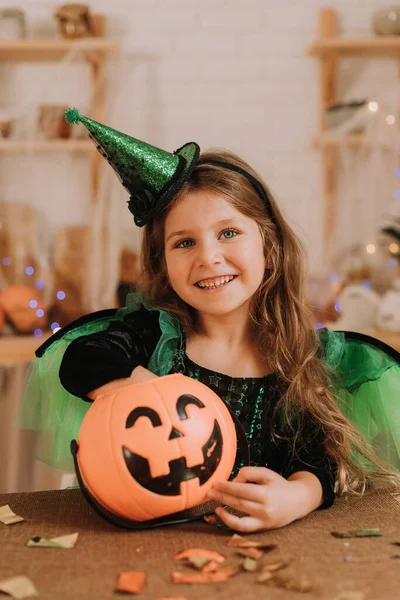 Klein Meisje Carnaval Halloween Kostuum Liggend Keuken Pompoenlantaarn Jack Mand — Stockfoto