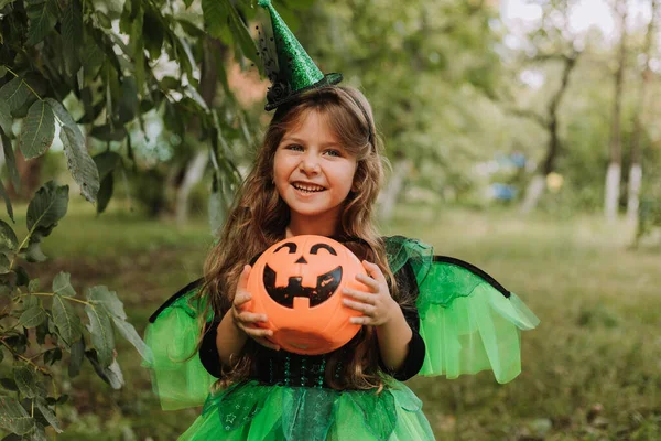 Милая Маленькая Девочка Костюме Ведьмы Хэллоуин Держит Корзину Тыквы Парке — стоковое фото