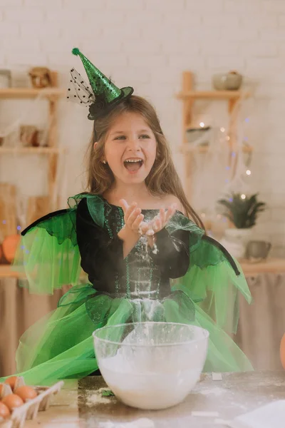 Schattig Klein Meisje Groen Halloween Kostuum Van Heks Fee Bereidt — Stockfoto