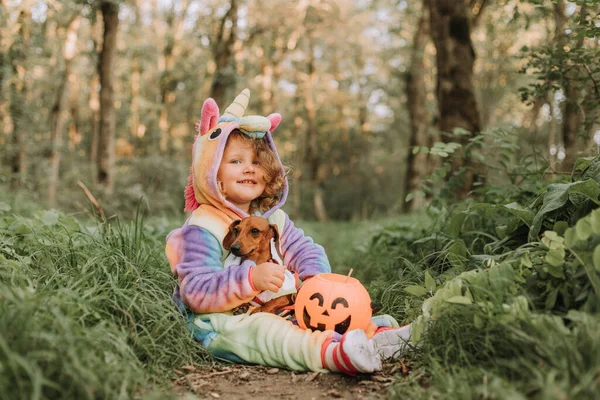 Kleine Lachende Meid Een Dwerg Teckel Halloween Kostuums Met Een — Stockfoto