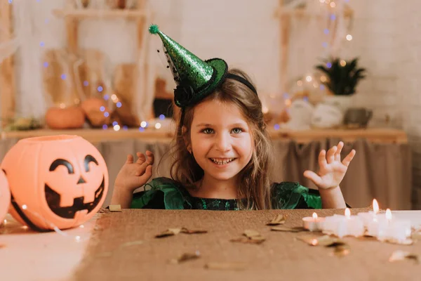 Klein Meisje Carnaval Halloween Kostuum Zit Keuken Pompoenlantaarn Jack Mand — Stockfoto