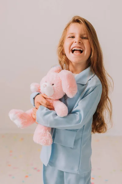 Студийный Портрет Милой Девочки Синем Повседневном Костюме Розовым Игрушечным Кроликом — стоковое фото
