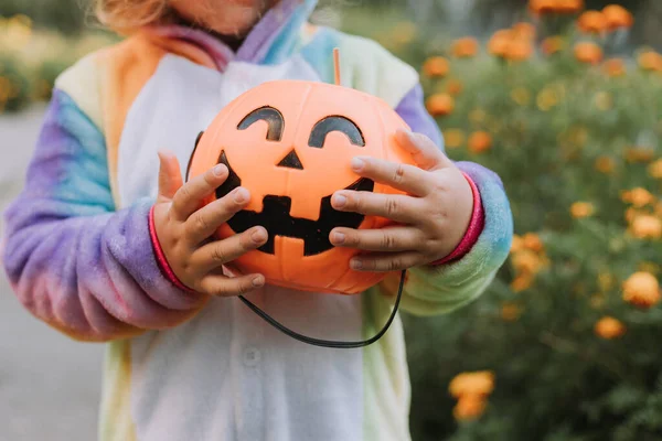 Schattig Klein Meisje Een Regenboog Eenhoorn Kostuum Voor Halloween Gaat — Stockfoto