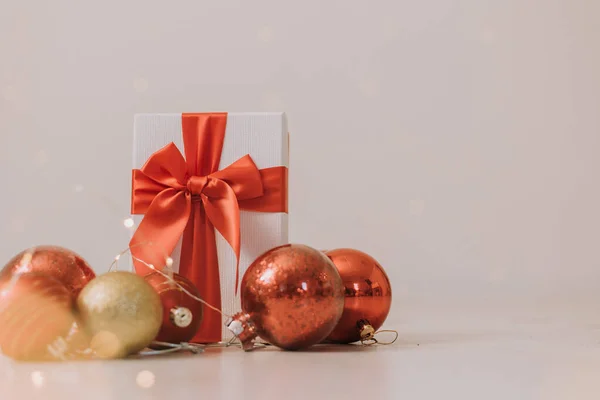 Рождественский Подарок Шарами Изолированы Белом Фоне Концепция Зимних Праздников — стоковое фото