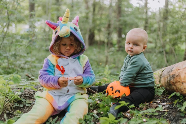 jolie petite fille en costume de licorne arc-en-ciel pour halloween va  chercher des bonbons