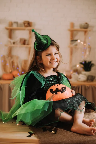 Dziewczynka Kostiumie Halloween Siedzi Kuchni Dyniowa Latarnia Jack Kosz Słodycze Obrazy Stockowe bez tantiem