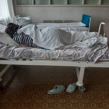 Hasta hastane yatağında uyuyor.