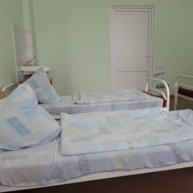 Hastane koğuşunda yapılmış yataklar