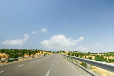 Hareket Bulanıklığı olan gerçek doğal Otoban yol