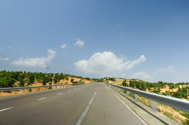 Hareket Bulanıklığı olan gerçek doğal Otoban yol