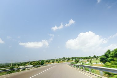 Hareket Bulanıklığı olan gerçek doğal Otoban yol