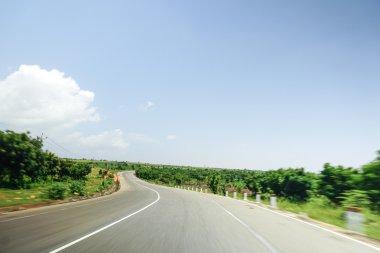 Hareket Bulanıklığı olan gerçek doğal Otoban yol